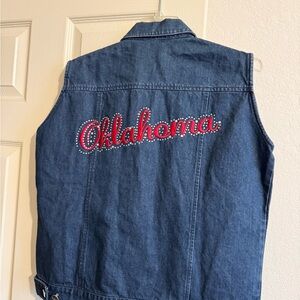 Oklahoma Sooners Women’s dark blue, embroidered vest with pockets.